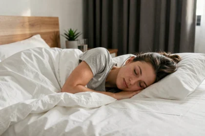 Femme dormant paisiblement dans une chambre moderne, illustrant l'importance du sommeil pour la gestion du poids corporel
