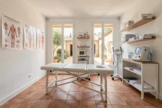 Vue d'ensemble d'un cabinet de kinésithérapie moderne en Provence avec table de traitement et équipements médicaux professionnels